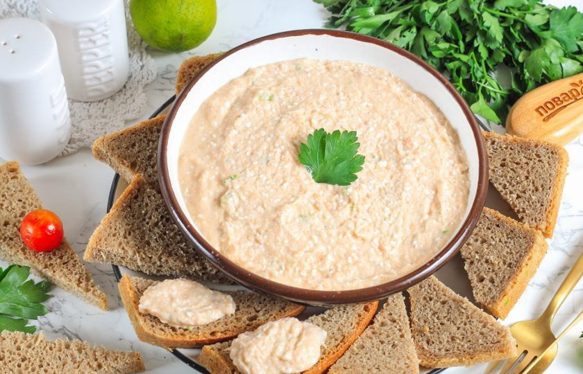 1. Этап. Мусс из копченого лосося: Выложите рыбный мусс в пиалу или креманку и подайте к столу с кусочками ржаного или черного хлеба, поджаренными тостами и т.д.