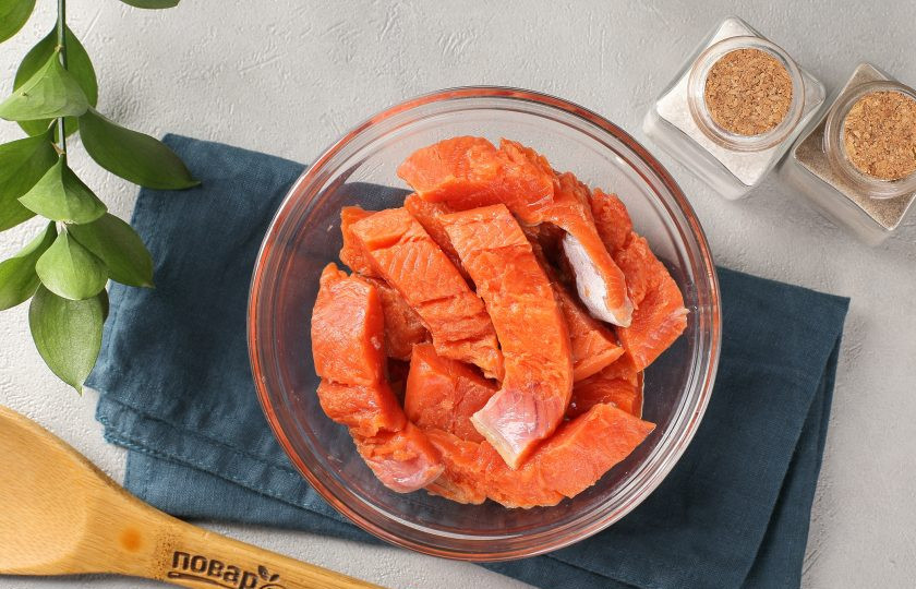 1. Этап. Посол мороженой красной рыбы: Затем разрежьте по хребту пополам, аккуратно снимите шкурку и удалите все крупные и мелкие косточки. Переложите готовое филе в глубокую миску.