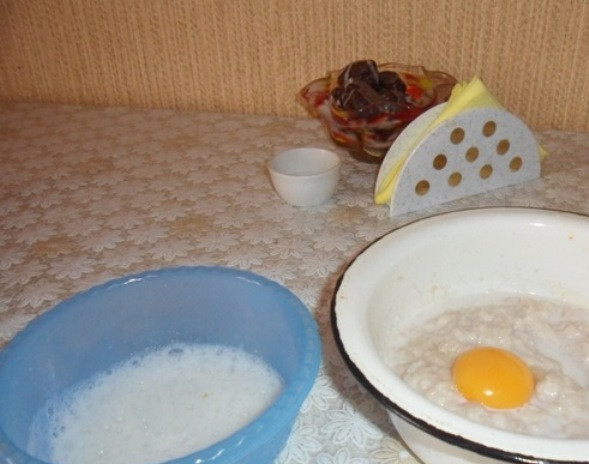 1. Этап. Куриный пудинг: Отделите желток от белка и добавьте желток в фарш.