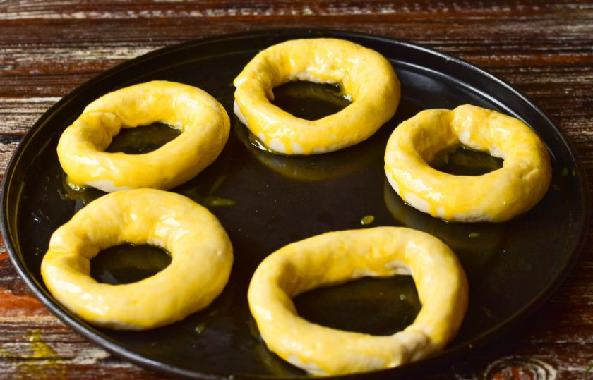 1. Этап. Мясные кольца в духовке: Смажьте кольца яичным желтком.