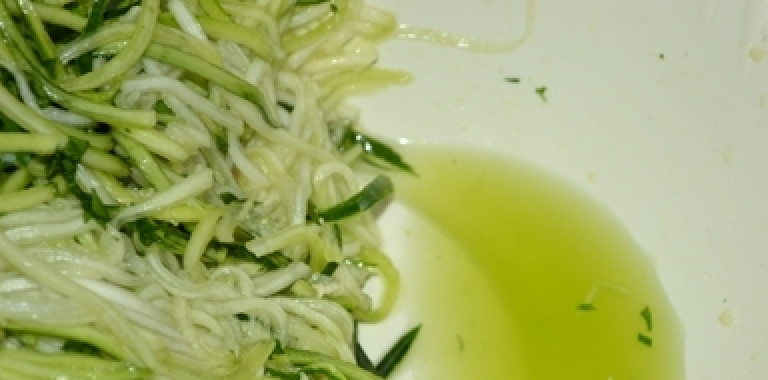 1. Этап. Салат из свежих кабачков: Достаем кабачки из холодильника, сливаем отстоявшийся рассол.