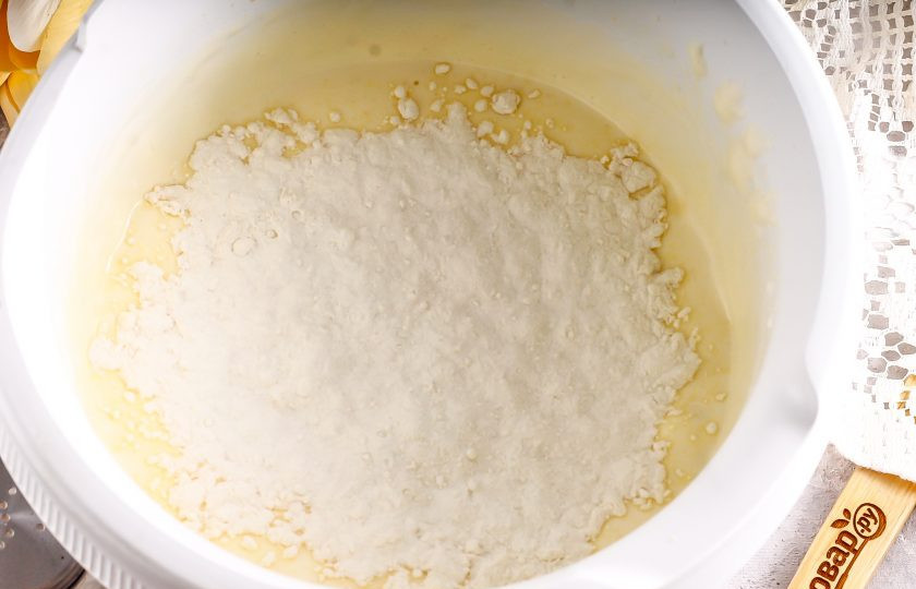 1. Этап. Муссовый торт Персик: Всыпьте пшеничную муку и аккуратно вмешайте ее венчиком или силиконовой лопаткой в яичную массу.