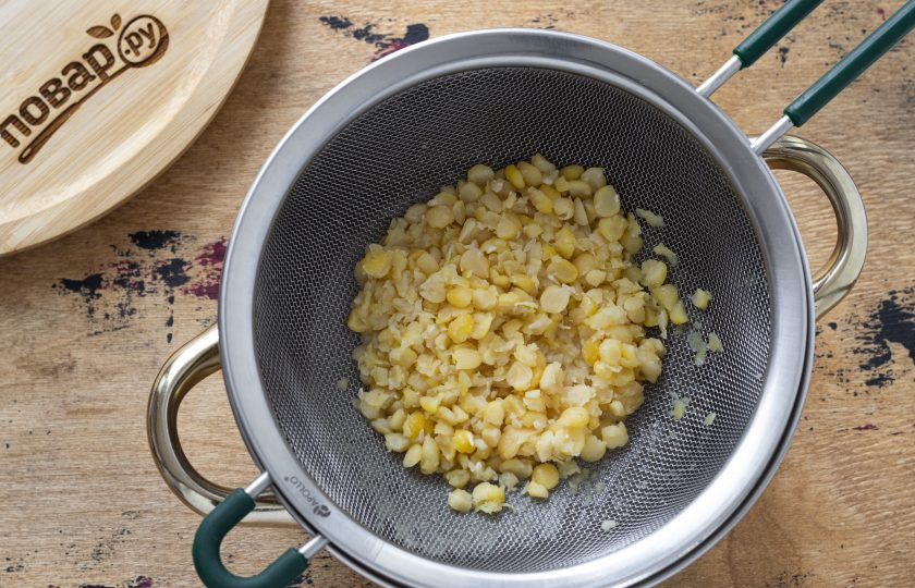 1. Этап. Пюре из гороха: С разваренного гороха слейте воду и откиньте его на сито.