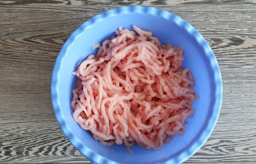 1. Этап. Суфле из индейки с брокколи: Филе индейки пропустите дважды через мясорубку со средней решеткой.