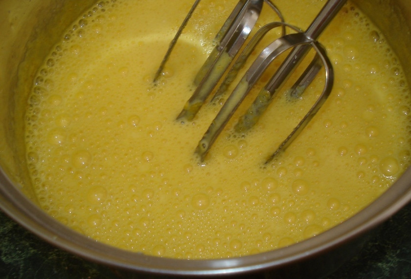 1. Этап. Заварной крем без муки: Теперь добавляем молоко и взбиваем все вместе.