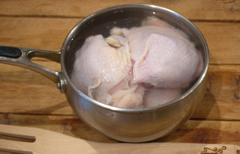 1. Этап. Холодец из индейки: 1. Если ваше индюшиное бедро на кости, извлеките ее. Мясо можно разделить на несколько частей. Поместите его в кастрюлю. Влейте воду. Воды нужно столько, чтобы мясо было залито водой полностью. Кастрюлю выбирайте пошире.