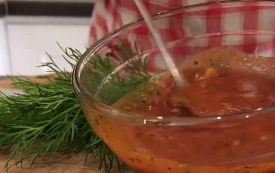 1. Этап. Цыплёнок табака (таПака): 9. Переливаем оставшийся соус в тарелку, добавляем укроп. С этим томатно-чесночным соусом мясо будет восхитительным!