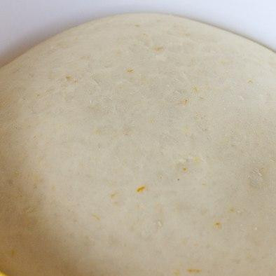 1. Этап. Булочки с джемом: Все сухие ингредиенты смешиваем. Затем добавляем теплое молоко, ванилин, яйца, сливочное масло и цедру одного апельсина. Руками месим тесто, затем выкладываем его в смазанную маслом миску и оставляем в теплое месте на 1 час.