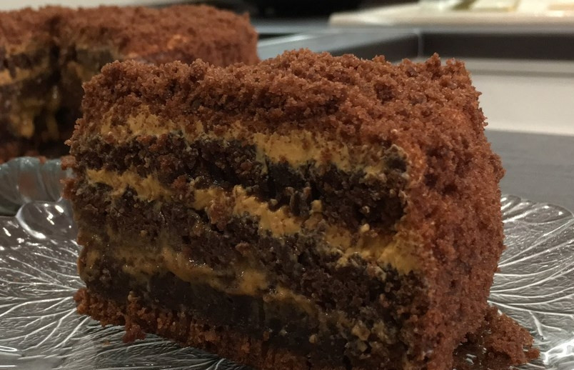 1. Этап. Домашний шоколадный торт Пеле: 11. Вот такой сочный и аппетитный получился торт. Подавать его нужно не холодным, иначе масло застынет.