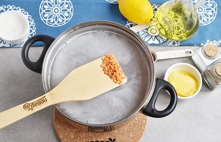 1. Этап. Суп из чечевицы по-турецки: Залейте кипятком и поставьте варить под крышкой на небольшом огне. Снимайте пену и следите – убегает не хуже молока.