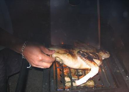 1. Этап. Утка Карри Суринам: Удалите избыток жира и кожу обжаривая утку на открытом огне до золотисто-коричневого цвета.