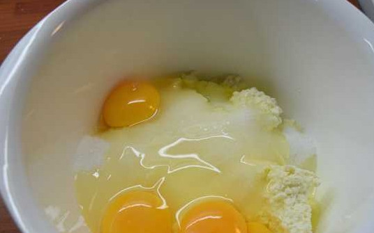 1. Этап. Царская ватрушка: 1. Для приготовления начинки соедините в глубокой мисочке стакан сахара, творог и яйца.