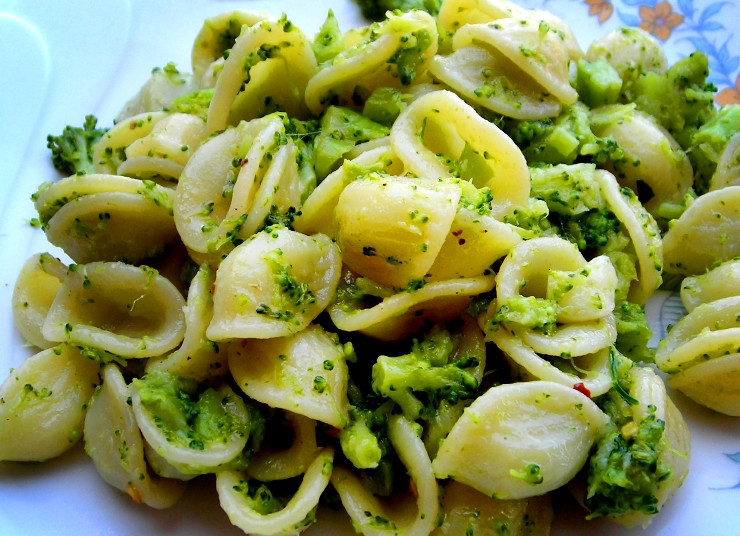 1. Этап. Паста вегетарианская с брокколи: 3. А теперь домешиваем к готовой смеси на сковороде макароны, - и можно подавать, посыпав тертым сыром!