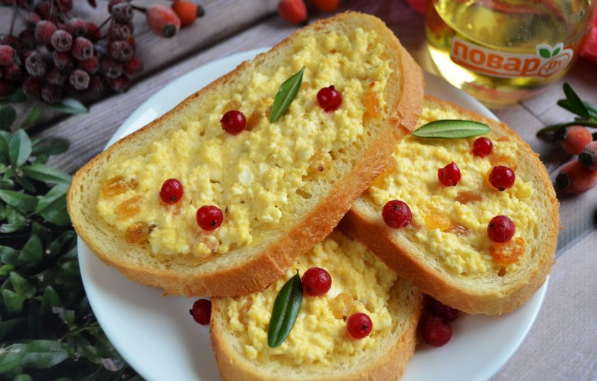 1. Этап. Горячие бутерброды с творогом: 8. Сразу подавайте горячими бутербродики с ягодами, стаканчиком молока, различными соусами фруктовыми или ягодными.