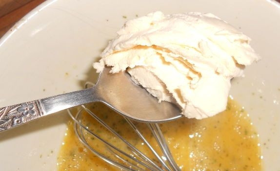 1. Этап. Шницель по-венски: К яичной массе добавьте сливки. Перемешайте всё до единой консистенции.