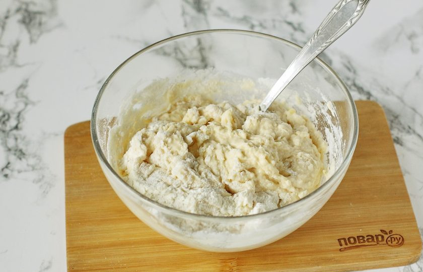 1. Этап. Универсальное тесто для пельменей и мантов: Перемешивайте тесто до тех пор, пока не станет тяжело мешать.