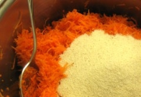 1. Этап. Постные котлеты из моркови: Высыпаем в морковь манную крупу.