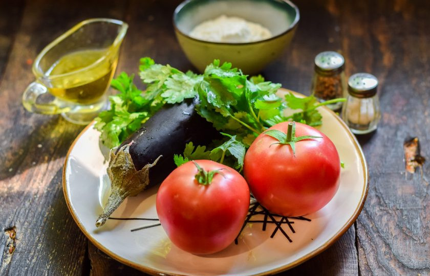 1. Этап. Хрустящие баклажаны с помидорами и кинзой: Подготовьте ингредиенты.