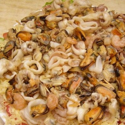 1. Этап. Салат Морской коктейль: Затем сверху выкладываем остывший морской коктейль.