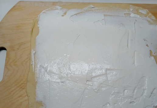 1. Этап. Булочки Клубочек с творожным сыром: Выложить начинку, равномерно распределить.