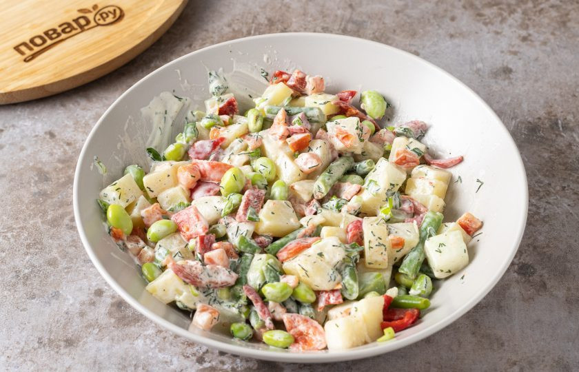 1. Этап. Cалат из замороженных овощей: Заправьте салат, посолите и поперчите по вкусу.