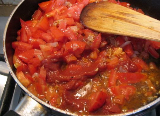 1. Этап. Мусака вегетарианская: Режем кубиками 2 помидора, перец, отправляем на сковороду к луку, и добавляем томатную пасту и вино. Тушим минут 10.