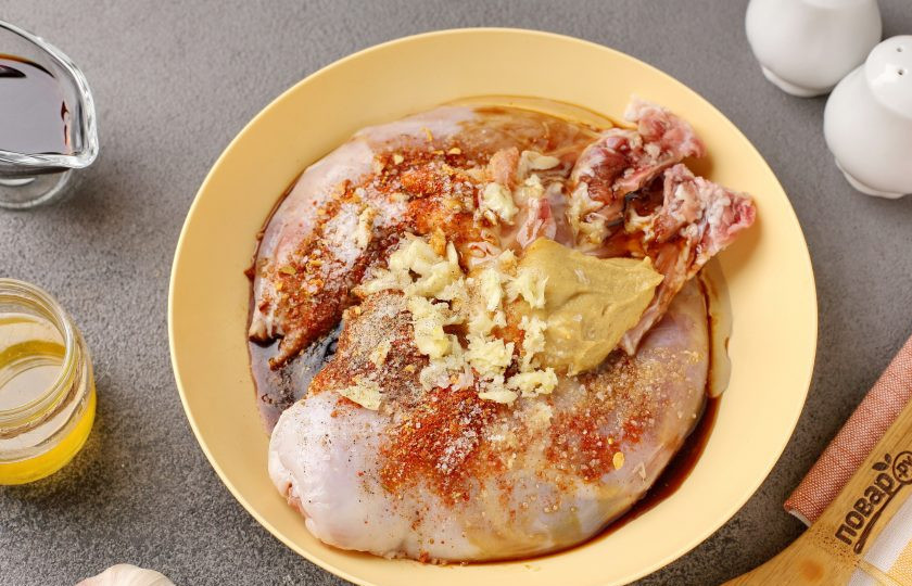 1. Этап. Кролик в соевом соусе с мёдом: Добавьте все ингредиенты для маринада: горчицу, мёд, соевый соус, растительное масло, давленый чеснок, соль и специи по вкусу.