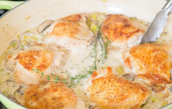 1. Этап. Куриные бёдра в сливочном соусе: 5. Далее верните в сковороду бёдра. Выложите тимьян.