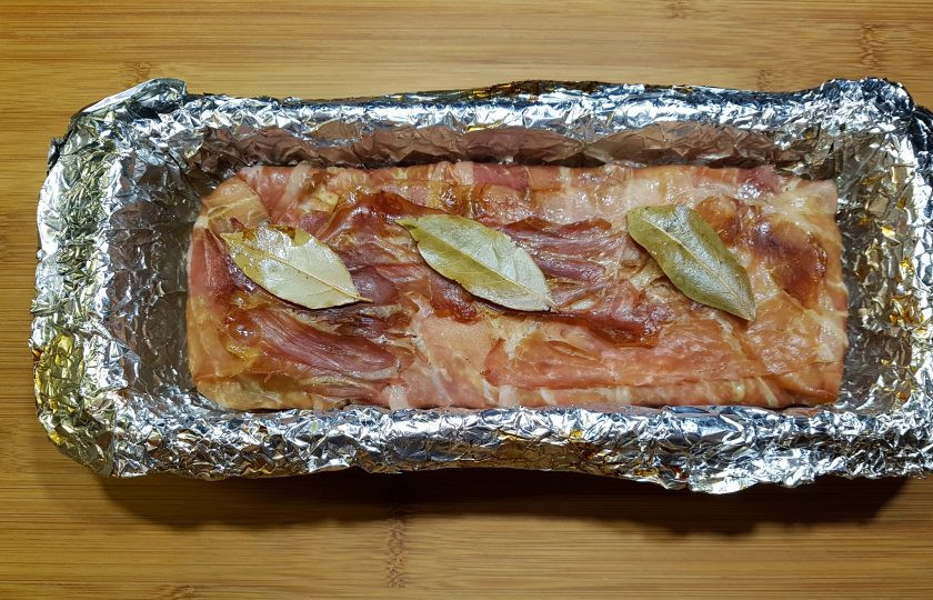 1. Этап. Террин из курицы с фисташками: Форму с террином накройте фольгой и поставьте в емкость с горячей водой. Запекайте в разогретой духовке при температуре 210 градусов в течение 2 часов.