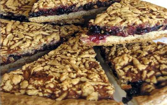 1. Этап. Пирог на маргарине с вареньем: 9. Важно следить, чтобы пирог на маргарине с вареньем в домашних условиях зарумянился, но не начал гореть. Когда он приготовится, его нужно аккуратно достать из формы и остудить.