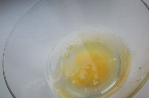 1. Этап. Жареная треска в кляре: Тем временем займемся кляром. Яйца разбиваем в миску, добавляем воду и немного соли, перемешиваем все.