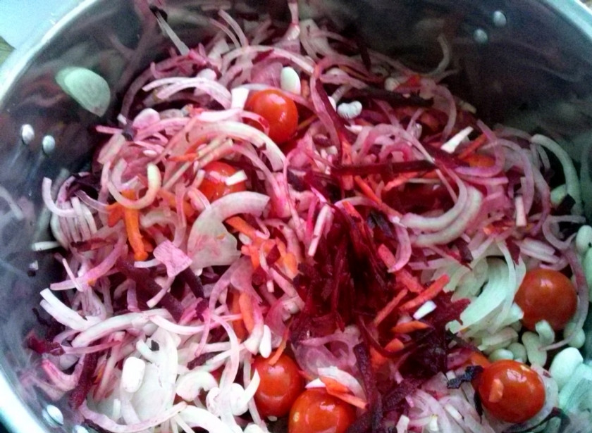 1. Этап. Салат Красный комиссар на зиму: Овощи поместите в кастрюлю, залейте маринадом и перемешайте. Поставьте кастрюлю на огонь, доведите до кипения и тушите 1,5 часа. Добавьте уксус, помешайте и тушите еще 15 минут.