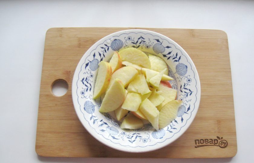 1. Этап. Сок из тыквы: Яблоки помойте, удалите сердцевину и нарежьте.