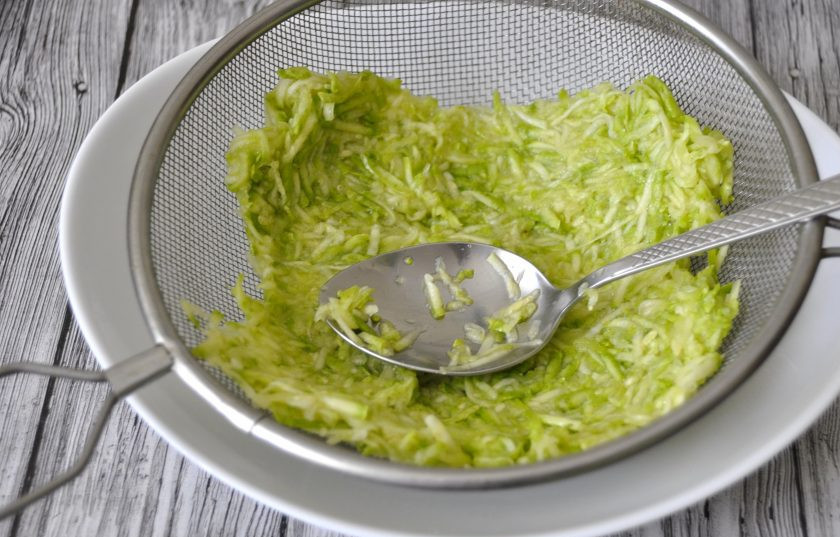 1. Этап. Кабачковые оладьи без муки: Сок слейте.