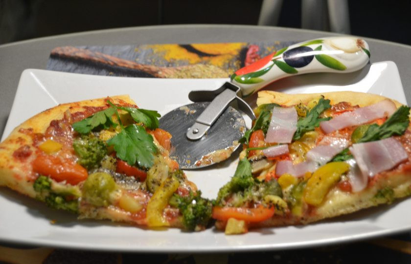 1. Этап. Пицца Примавера: При желании, к вегетарианской пицце можно добавить кусочки бекона или пеперони и наслаждаться. Приятного аппетита!