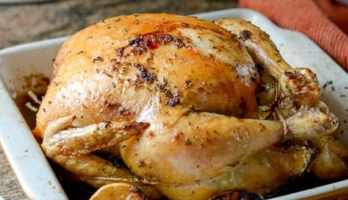 1. Этап. Курица с розмарином в духовке: Запекаем курицу в разогретой до 190 градусов духовке примерно час и 15 минут. Когда курица зарумянится с одной стороны, ее можно перевернуть и запекать дальше.