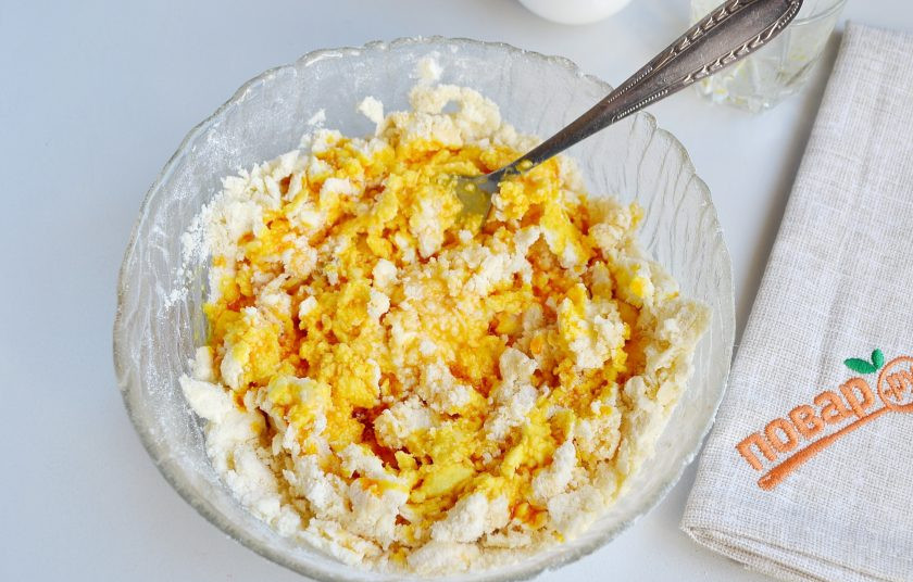 1. Этап. Рожки с кремом: 4. Влейте ледяную воду с красителем. Хорошо перемешайте сначала вилочкой, потом руками на столе.