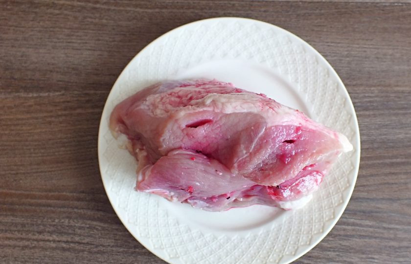 1. Этап. Буженина с клюквой: В свинине сделайте проколы ножом. Глубина в пределах фаланги указательного пальца. В эти проколы вложите измельченную клюкву с чесноком. После обмажьте маслом с перцем.