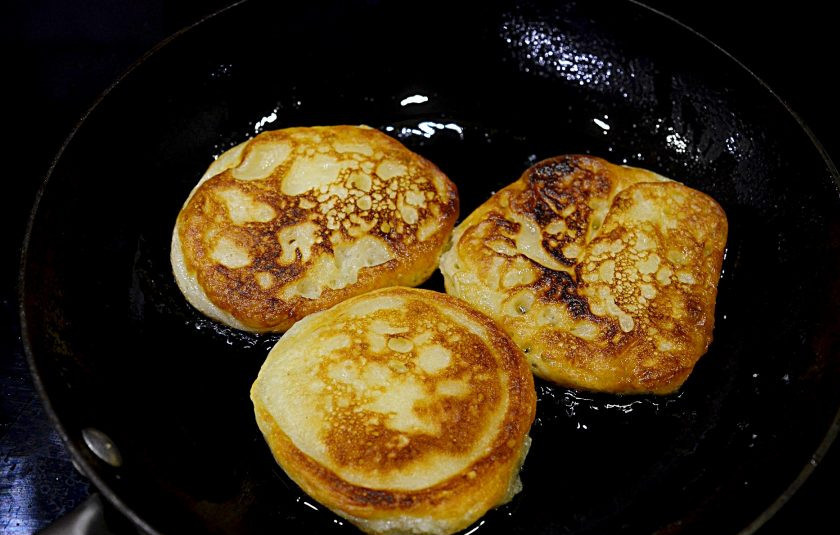 1. Этап. Панкейки из цельнозерновой муки: В сковороде разогрейте масло. Ложкой выкладывайте оладьи и обжаривайте с двух сторон.