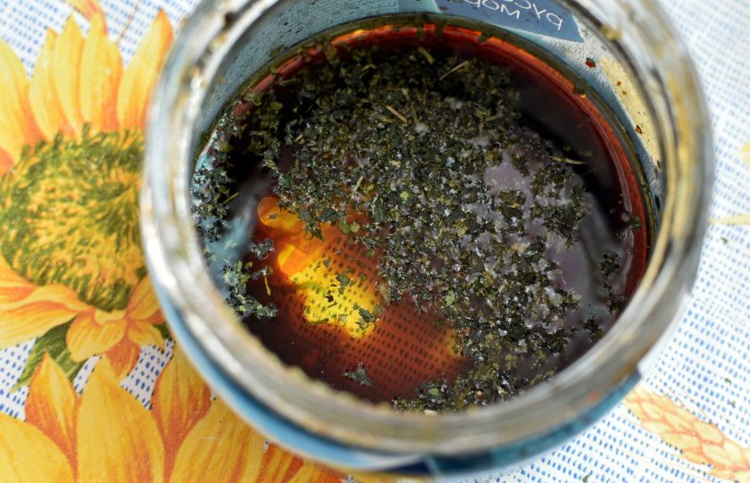 1. Этап. Салат из овощей-гриль со свежим огурцом: В баночке с крышкой смешайте бальзамический уксус, сироп и оливковое масло. Я еще добавила сушеной кинзы. Закройте крышку и энергично встряхните баночку.