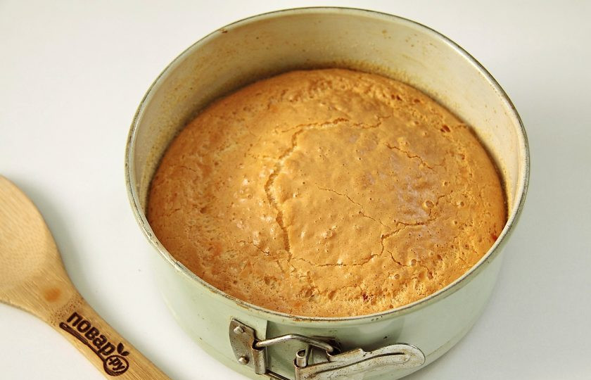 1. Этап. Сырный бисквит: Как только верх подрумянится - сырный бисквит готов. Даем ему немного остыть в форме, затем извлекаем и подаем к столу.