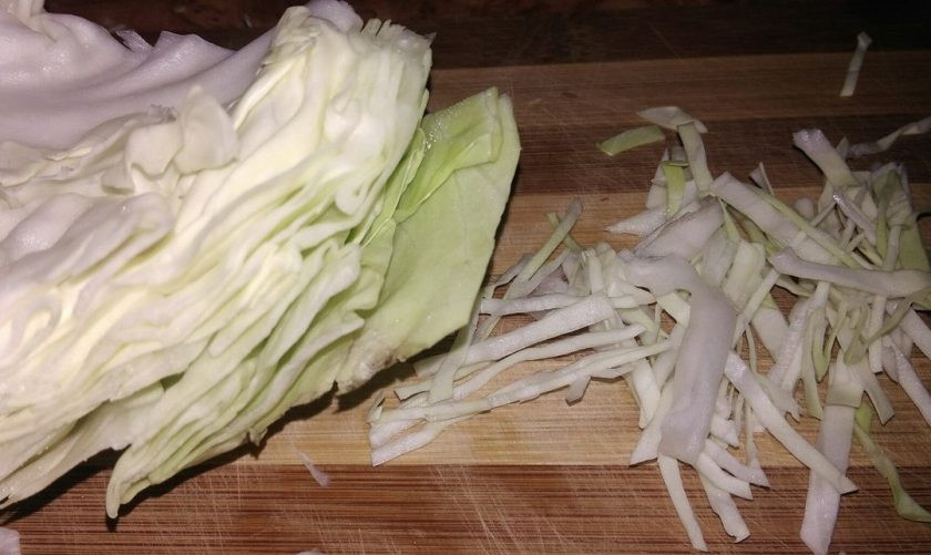 1. Этап. Жаркое с говядиной и овощами на растительном масле: 11. И капусту. Если капуста молодая, то добавьте ее за 10 минут до окончания тушения.