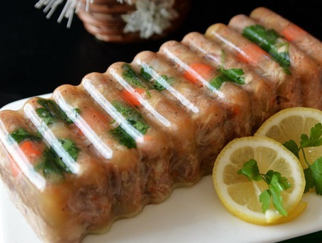 1. Этап. Холодец Три ноги: Готовый холодец подаём в формах на стол. В моём случае, он настолько плотный, что его без проблем можно вынуть из форм. К холодцу классически подаём горчицу, хрен, соленья. Всего доброго Вам в Новом году!