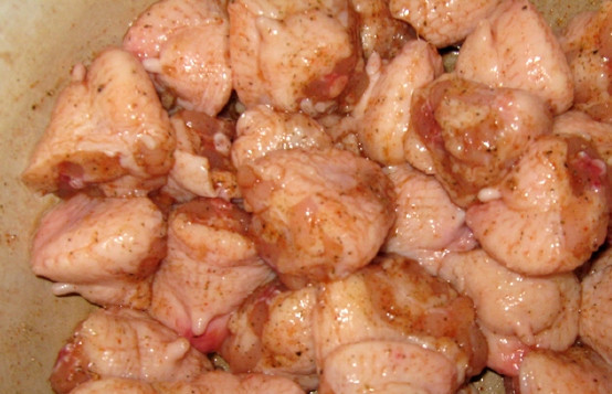 1. Этап. Куриные гузки: Курицу почистите, промойте и посолите. Добавьте к ней специи.