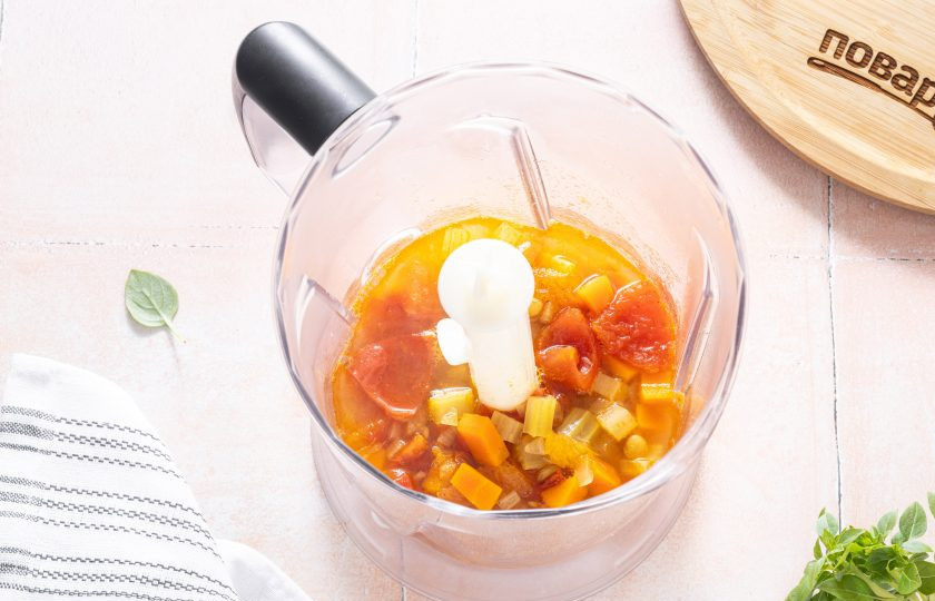 1. Этап. Суп с чечевицей: Возьмите около двух поварешек супа и перелейте в чашу блендера. Измельчите до однородности.