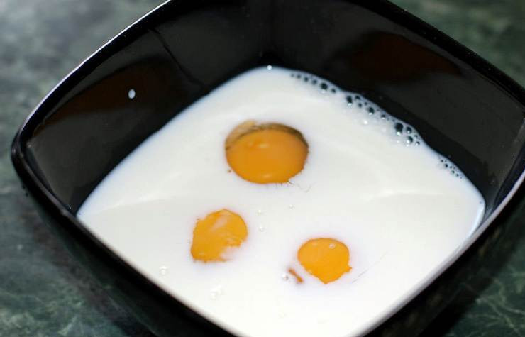 1. Этап. Омлет с помидорами и сыром: Разбиваем яйца в миску, вливаем молоко, солим по вкусу и хорошенько взбиваем все.