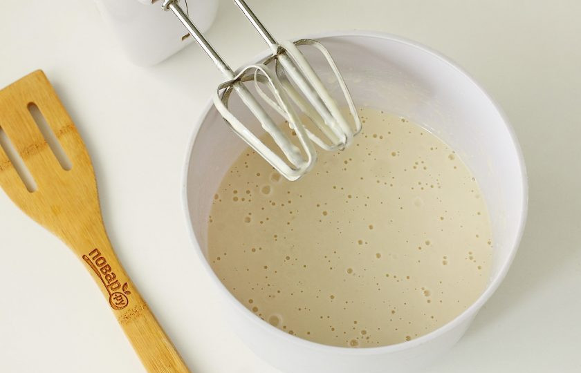 1. Этап. Постные толстые блины на дрожжах: Все хорошо перемешайте до однородности. Накройте миску полотенцем и оставьте в теплом месте на 30 минут.