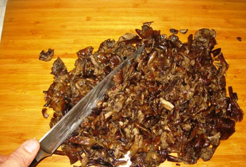 1. Этап. Суп из свежих опят: Грибы переберите, очистите и тщательно промойте. Если грибы крупные – порежьте.