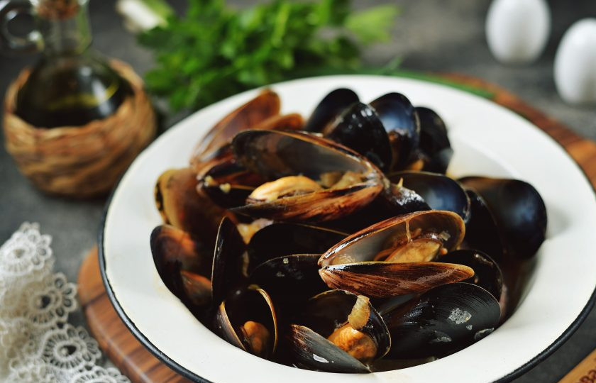 1. Этап. Мидии в устричном соусе: Спустя время переложите готовые мидии в удобную посуду, полейте их соусом со дня сковороды и подавайте к столу. Холодное пиво или сухое белое вино будет отличным дополнением к этому блюду. Приятного аппетита!