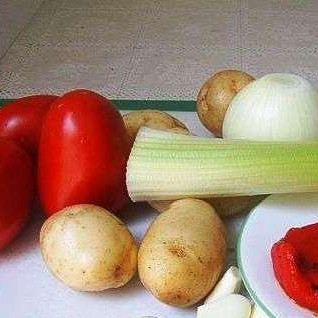 1. Этап. Кальмары с помидорами и молодой картошкой: Моем-чистим необходимые нам овощи. Перец я использую запеченный, хотя можно и свежий.